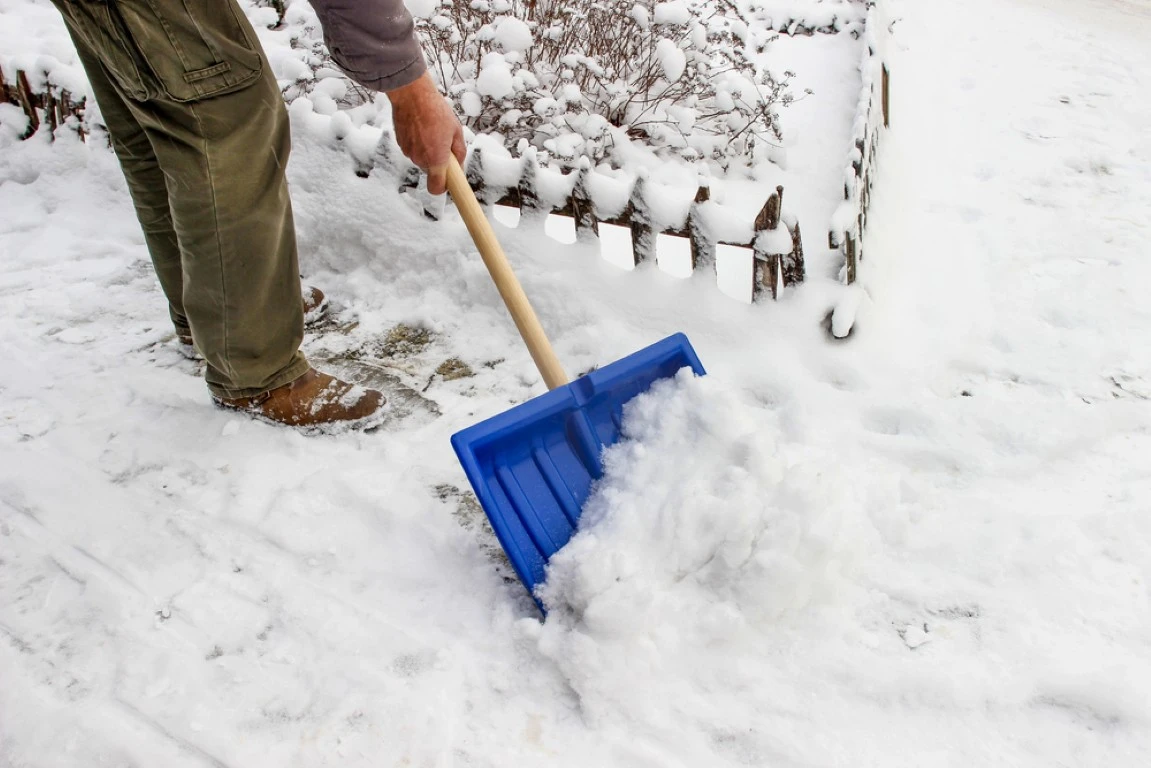 Preventing Winter Injuries: 8 Snow Shoveling Tips